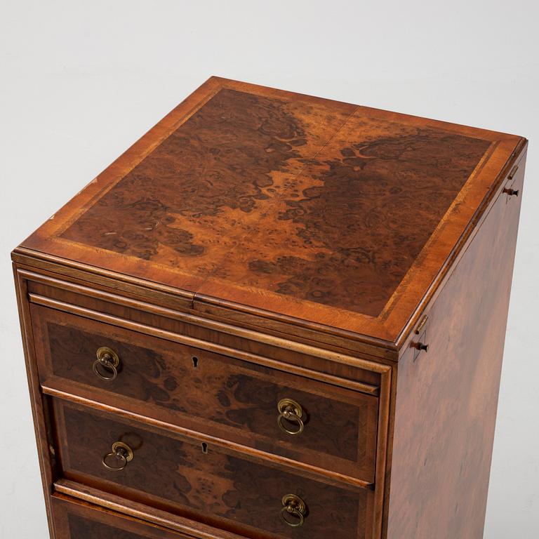 Byrå, England, 1900-tal.