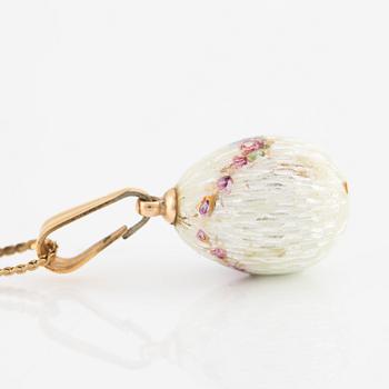 Pendant, egg with enamel decoration of roses, with chain.