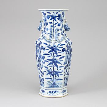 A blue and white vase, Qing dynasty, 19th century.