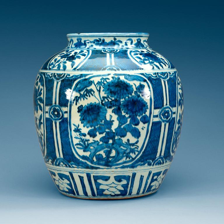 A blue and white jar, Ming dynasty Wanli (1572-1620).