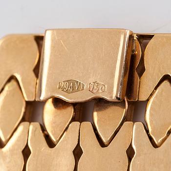 An 18K gold bracelet, Italy.