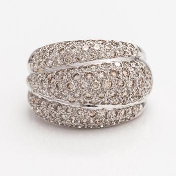 An 18K white gold ring with diamonds ca. 3.51 ct in total.