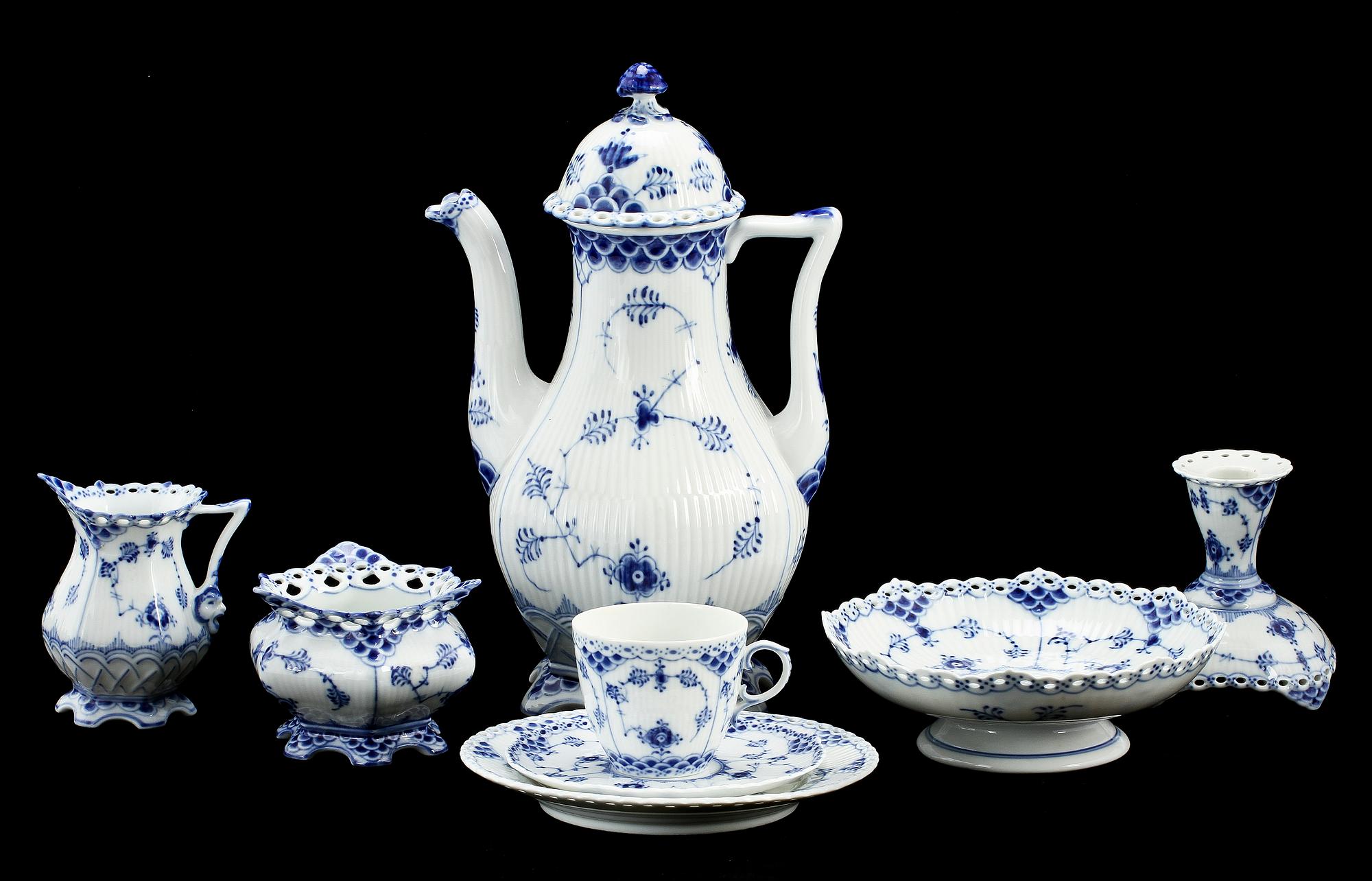 KAFFESERVISDELAR, 31 st, porslin,"Musselmalet", mestadels helblond, Kongl Dansk.