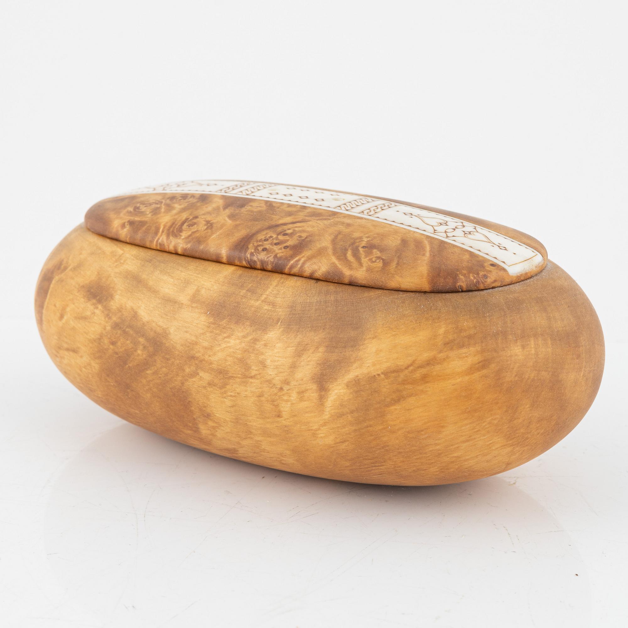 Thore Sunna, a birch box with lid, signed.