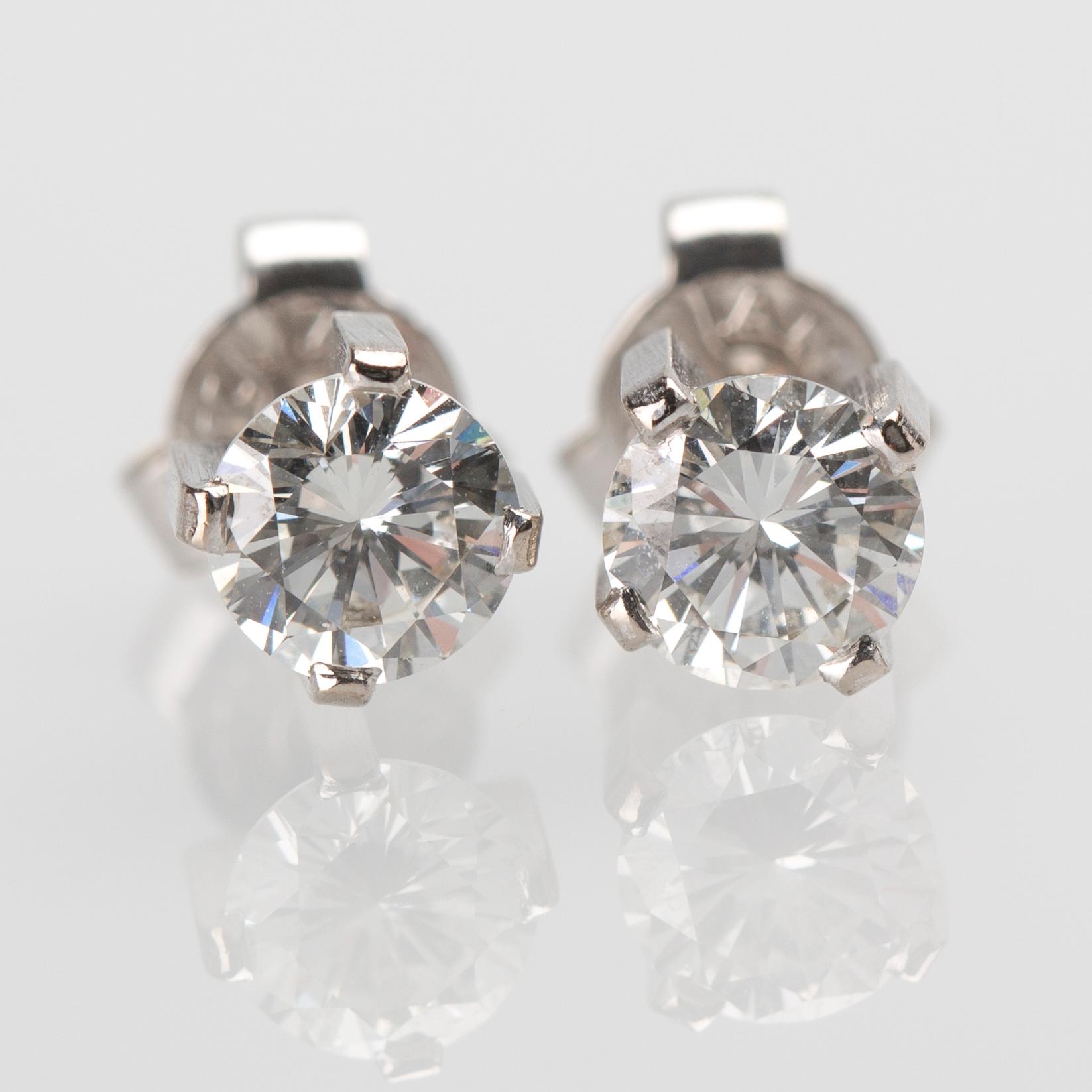 ÖRHÄNGEN, ett par, 18 k vitguld med briljantslipade diamanter, totalt ca 0,90 ct. Vikt ca 1,5 g.