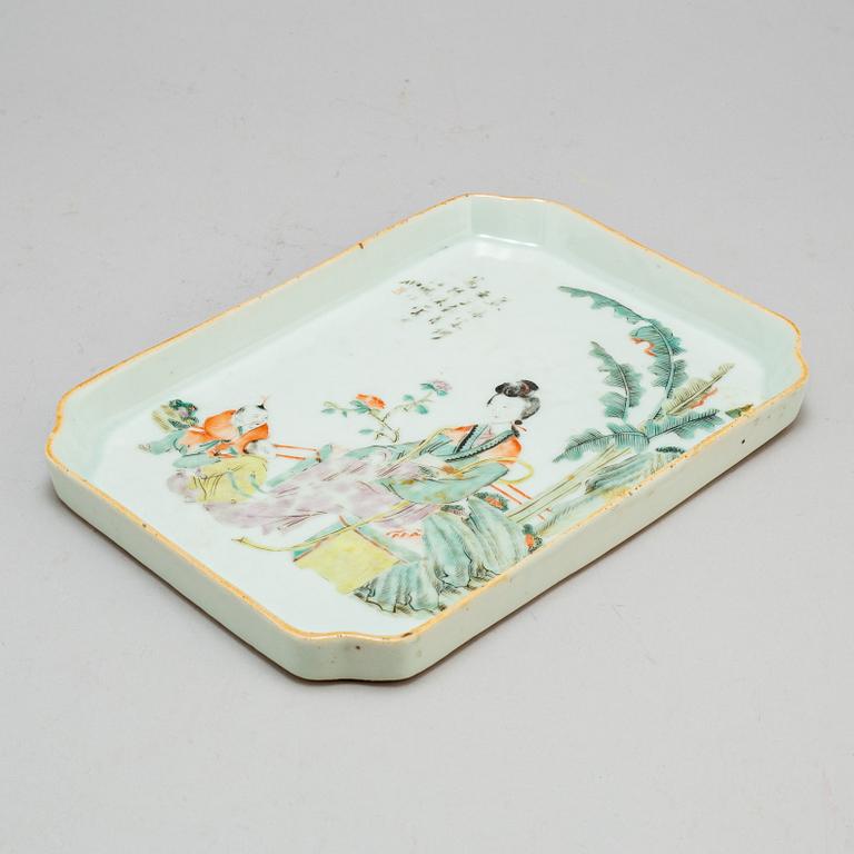 A Chinese famille rose porcelain tray, early 20th century.