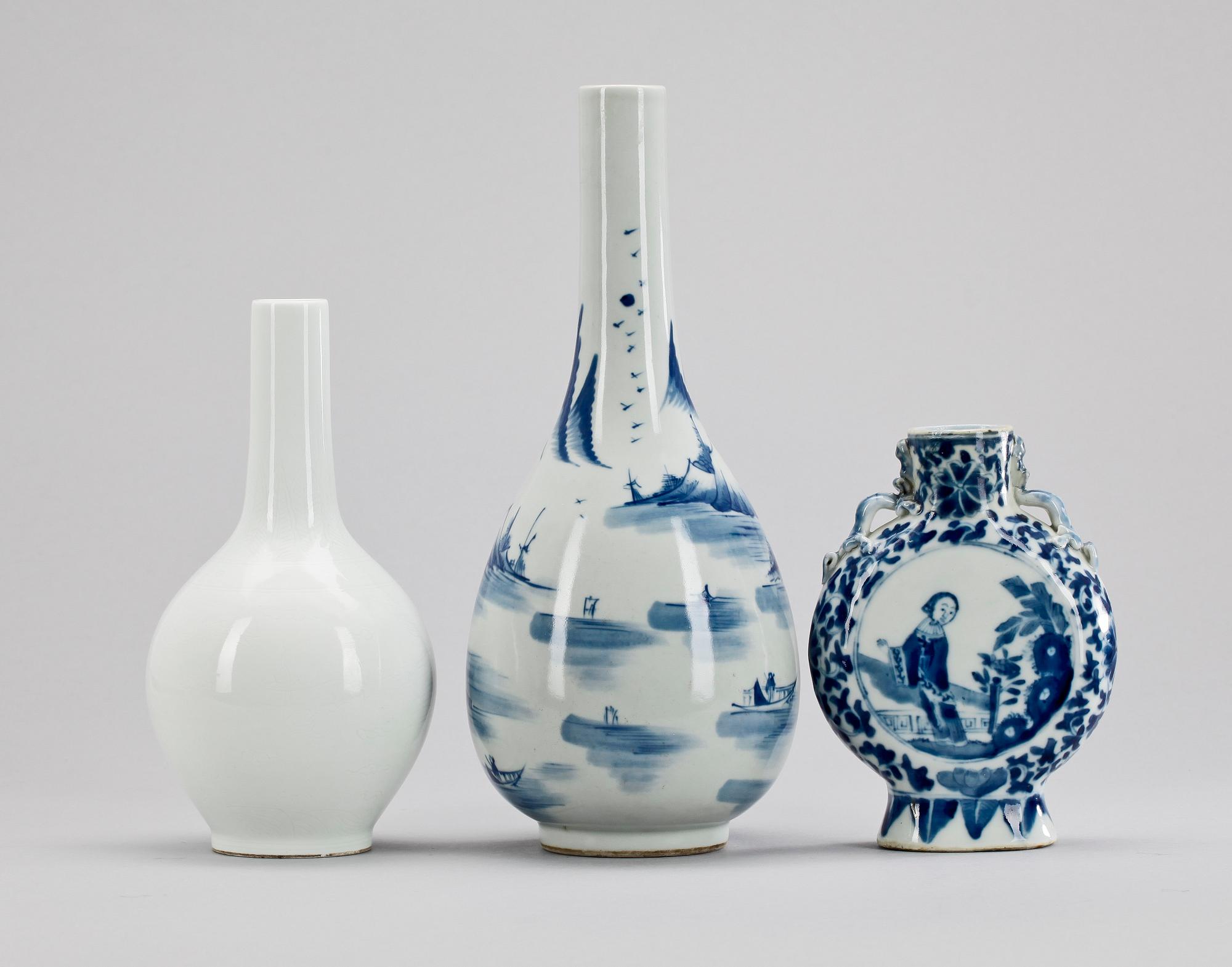 VASER, tre stycken, porslin. Kina, 1900-tal.