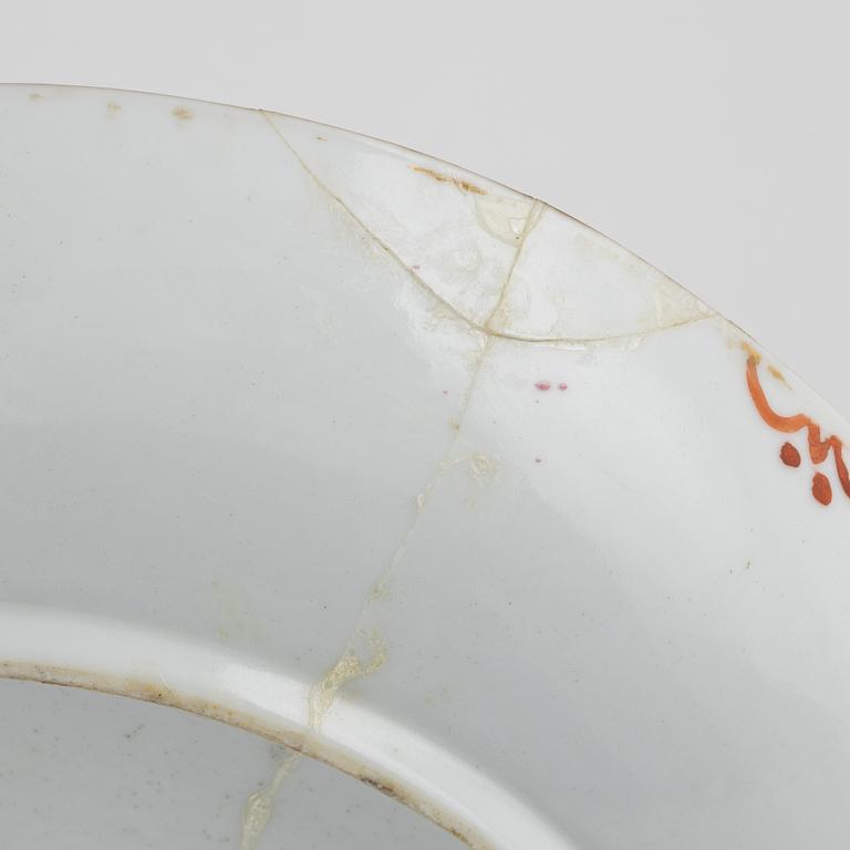 A pair of famille rose dishes, Qing dynasty, circa 1900.