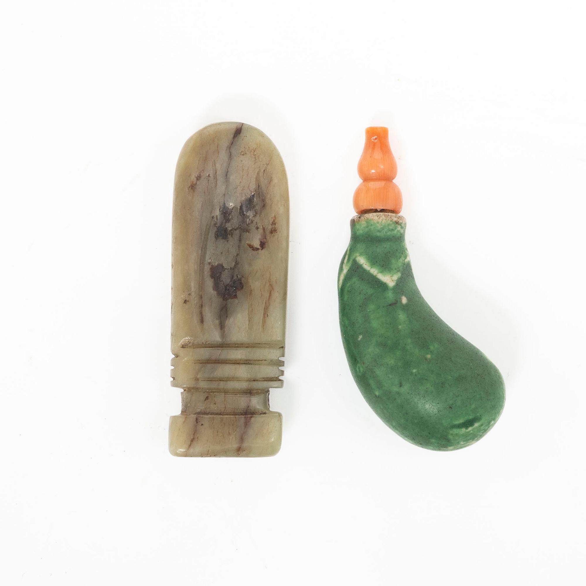 Snusflaska och amulett, sten respektive porslin, Kina, Qindynastin.