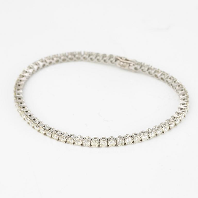 Tennis bracelet with brilliant-cut diamonds.