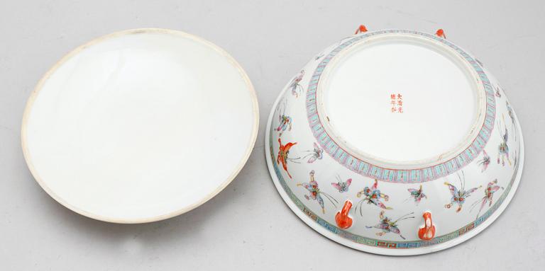 TERRIN MED LOCK, porslin, Kina, 1900-talets första hälft.