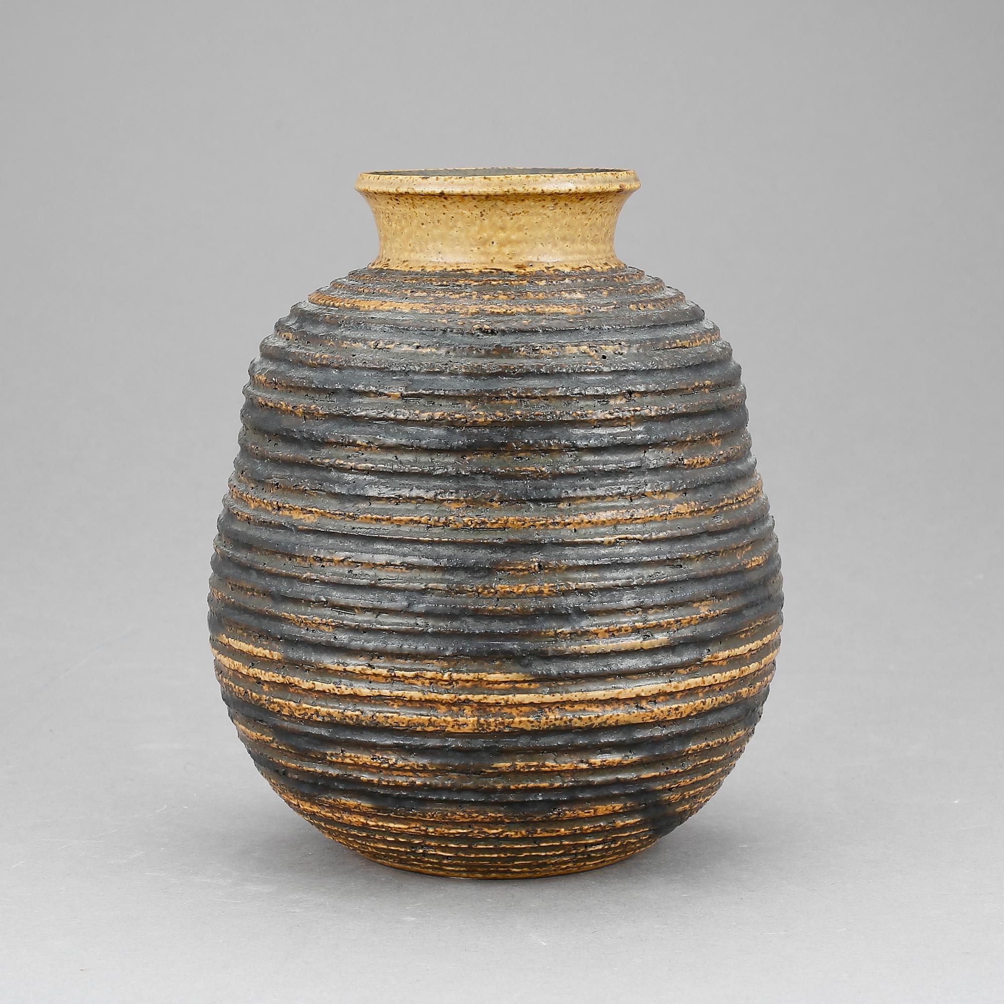 VAS, chamotterat stengods. Britt-Louise Sundell, Gustavsberg studio, 1960-tal.