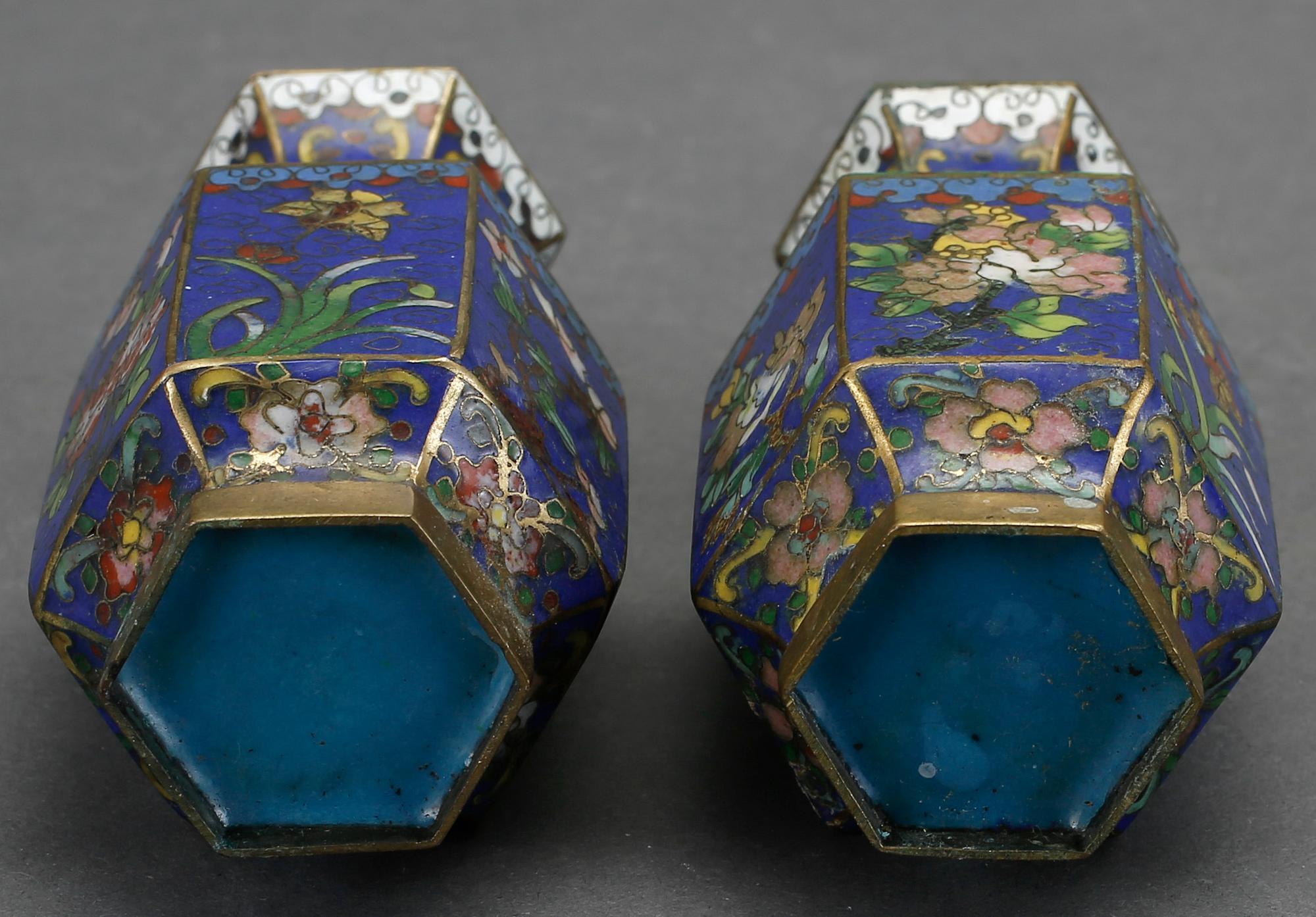 VASER, ett par, Cloisonné, Kina, omkring år 1900.