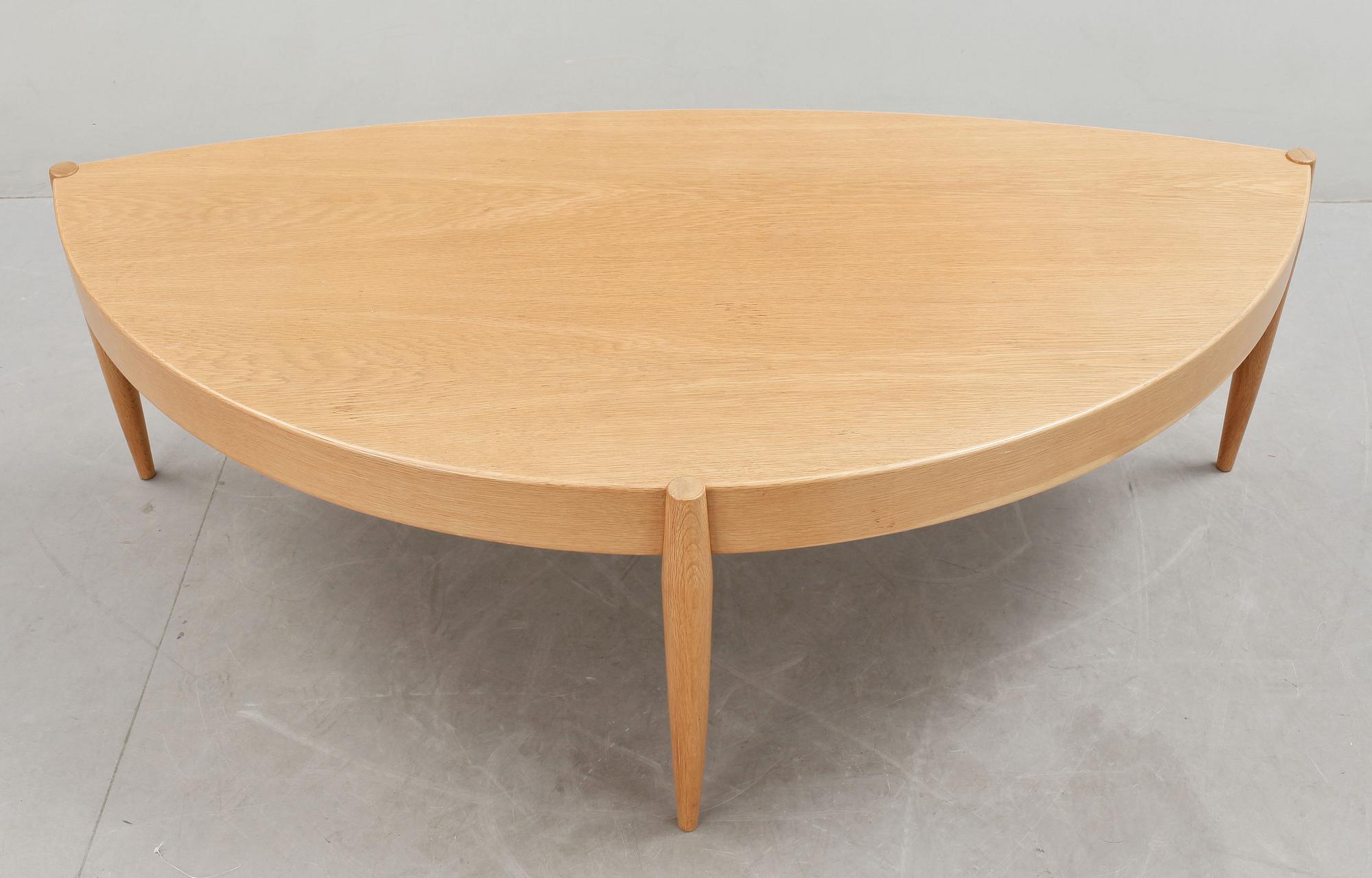 JOHANNES ANDERSEN, 3 delar, Fåtölj, Soffa och bord, Trensum Möbelfabrik, 1960-tal. Soffa etikettmärkt undertill.