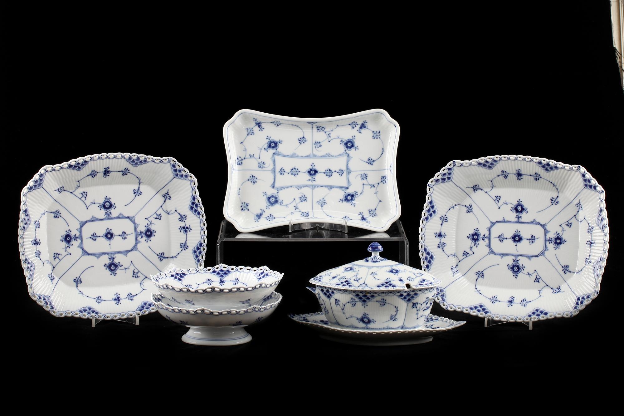 KAFFE-, MOCKA- OCH MATSERVIS, 100 delar, porslin, Musselmalet, Royal Copenhagen.