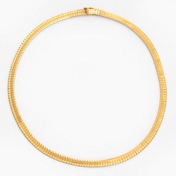 An 18K gold necklace.