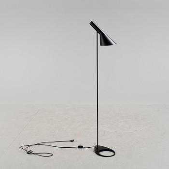 Arne Jacobsen · GOLVLAMPA, "AJ", Arne Jacobsen för Louis Poulsen.