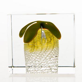 OIVA TOIKKA, AN ANNUAL CUBE, glass, signed Oiva Toikka 1986 Nuutajärvi, numbered  56/2000.