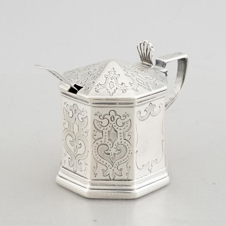 A silver mustard pot with blue glass and a spoon, Joseph I & Joseph II Angel, London 1849.
