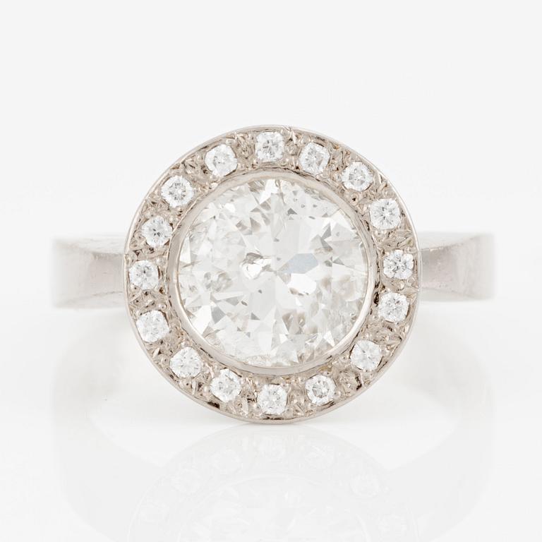 Ring 18K vitguld med en gammalslipad diamant ca 2.75 ct ca H/I i.