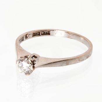 Ring 18K whitegold 1 brilliant-cut diamond 0,33 ct engraved.
