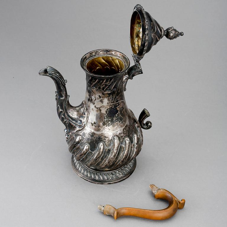 KAFFEKANNA, silver, troligen John Booth, London, England, 1800-talets första hälft. Vikt ca 889 gram.