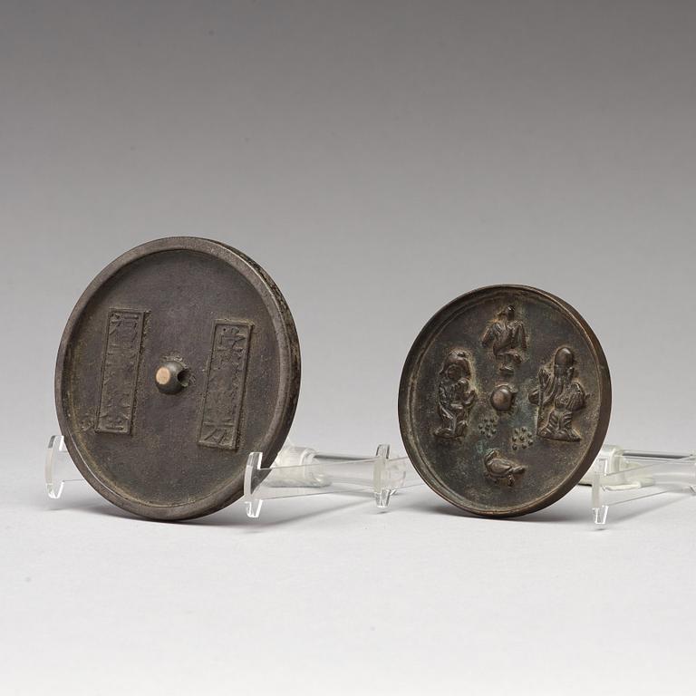 SPEGLAR, två stycken, brons. Mingdynastin, eller äldre.