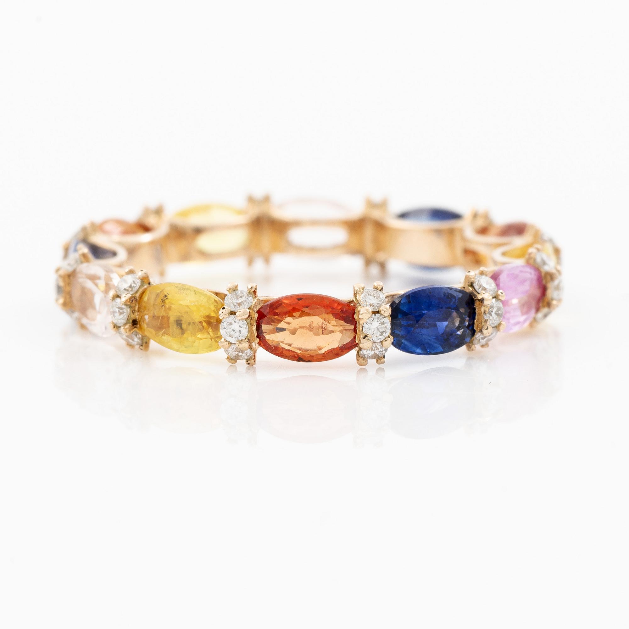 Ring in 14K gold with oval multi-coloured sapphires and small brilliant-cut diamonds.