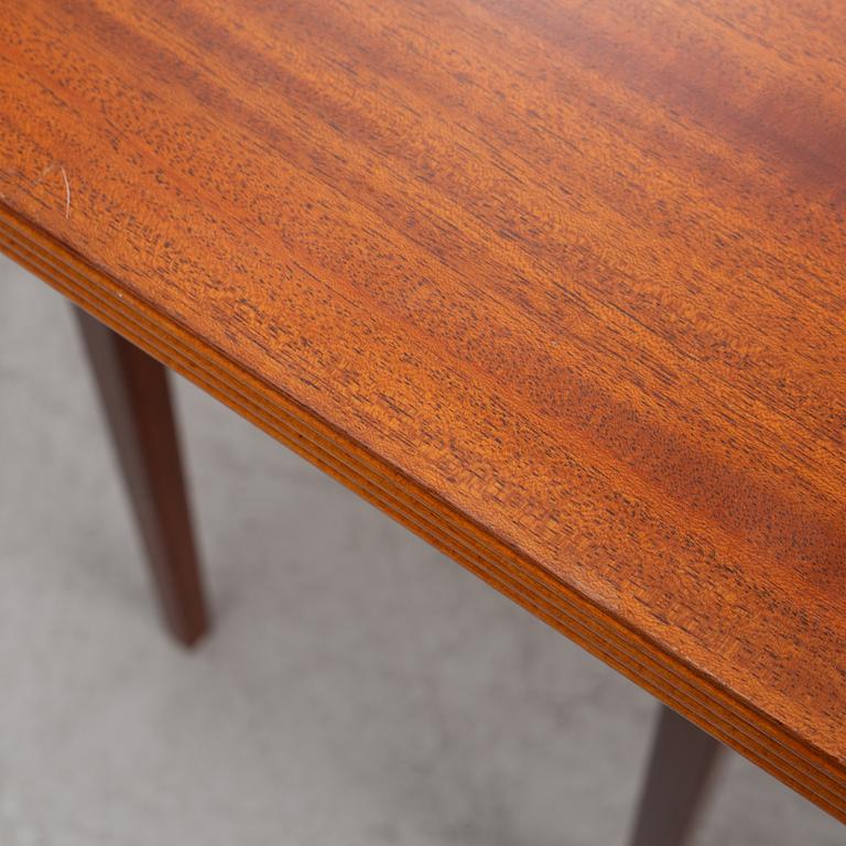 Dining table, England, second half of the 20th century.