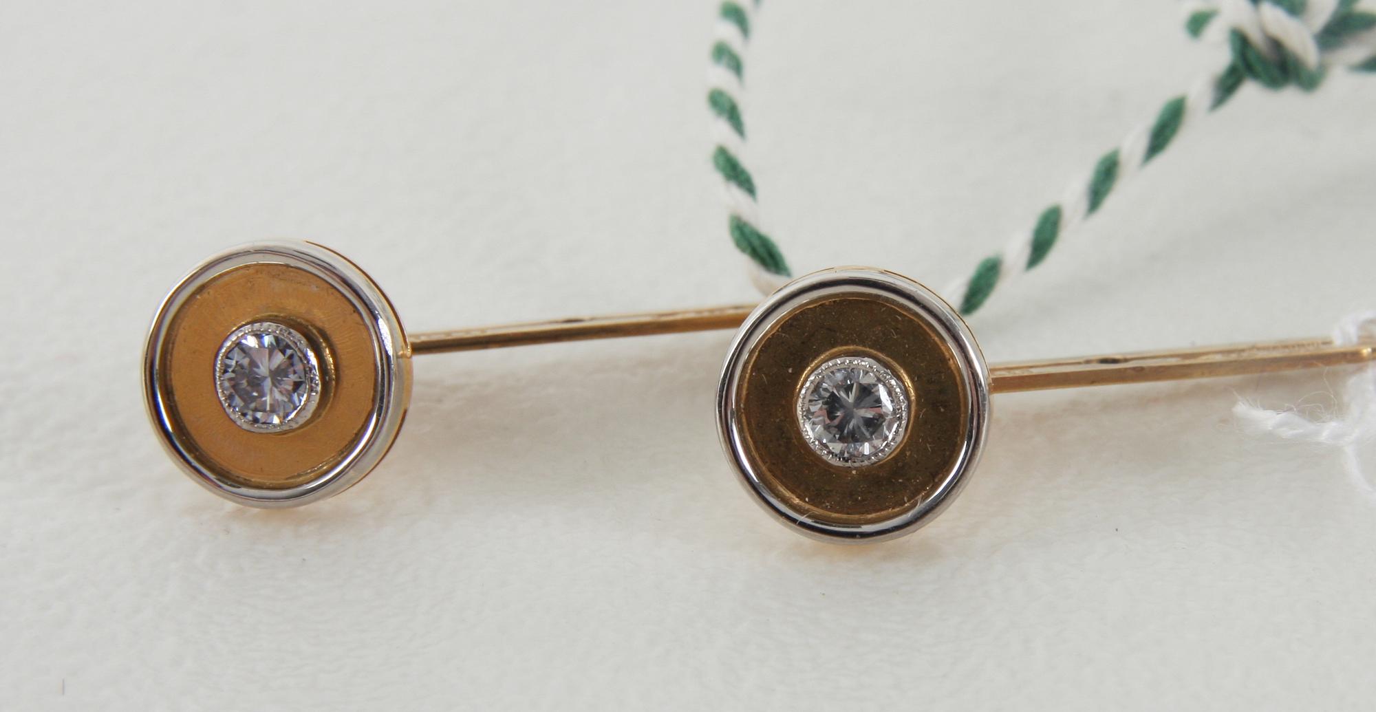 FRACKKNAPPAR, ett par, guld 18 K, med vardera briljant à 0,10 ct.