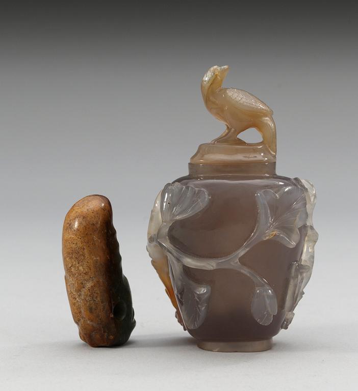 SNUSDOSA med LOCK samt arkaiserande SMYCKE, bl.a. jade. Qing dynastin.