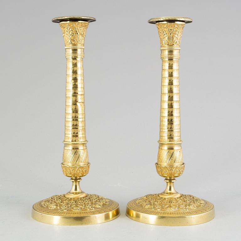 LJUSSTAKAR, ett par, förgylld brons, empire, 1800-talets första hälft.