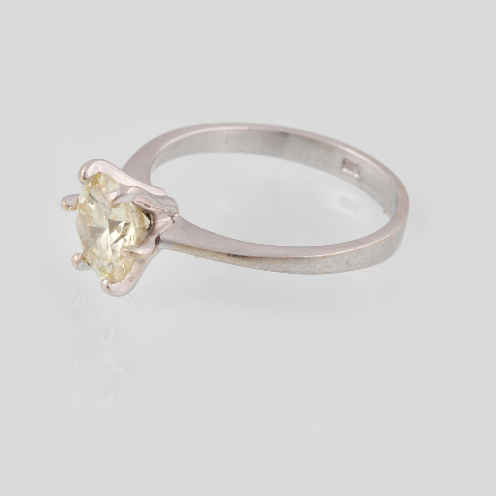 RING, vitguld med briljantslipad diamant ca 1.50 ct. Vikt 2,4 gram.
