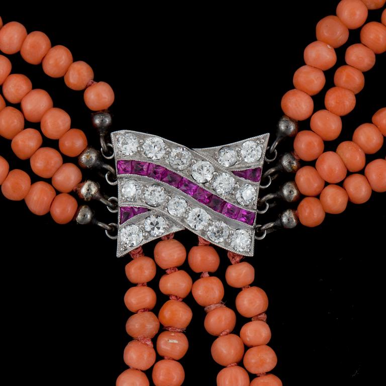 SAUTOIR med tillhörande ARMBAND. Bestående av koraller, rubiner samt diamanter totalt ca 3.00 ct.
