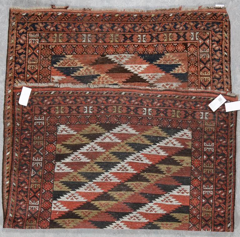 MATTA, semiantik Ersari sannolikt. Ca 186,5 (samt ca 4 cm slätväv på kortsidorna sammanlagt) x 116 cm.