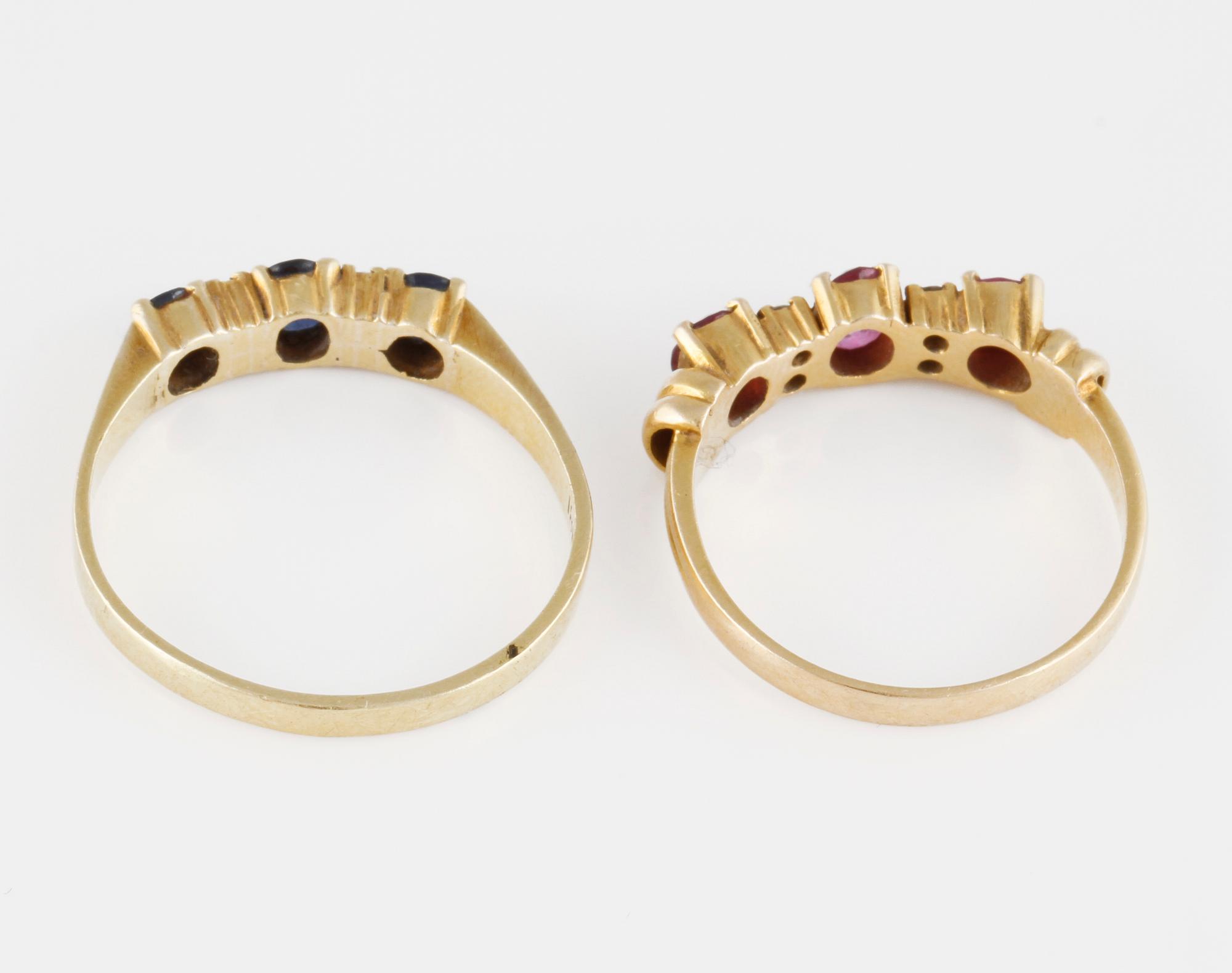 RINGAR, 2 st, 18K guld med briljantslipade diamanter samt  fasettslipade rosa och blå safirer. Vikt 6,1 gram.