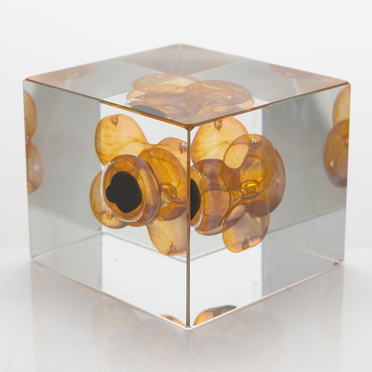 Oiva Toikka, annual glass cube 1996, signed Oiva Toikka, Nuutajärvi 1996, 399/2000.