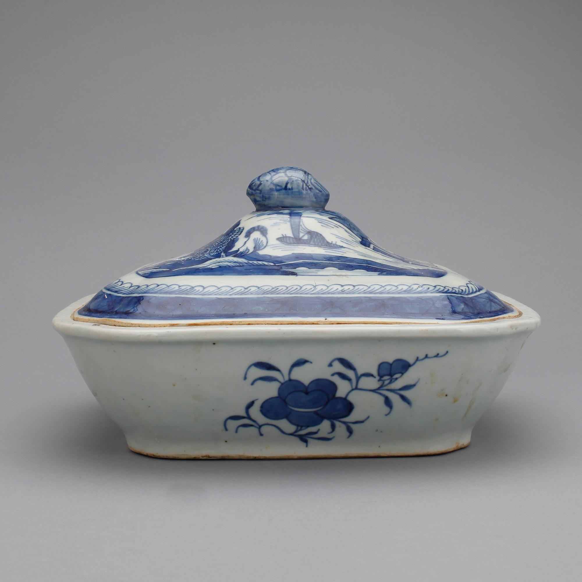 TERRIN MED LOCK, porslin. Qing dynastin, 1800-tal.