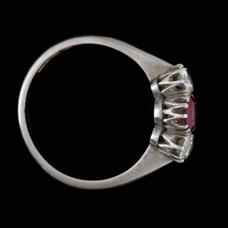 RING, platina med rubin och två diamanter totalt ca 0,3 ct. CG Hallberg, Stockholm 1964. Vikt ca 4 gram.