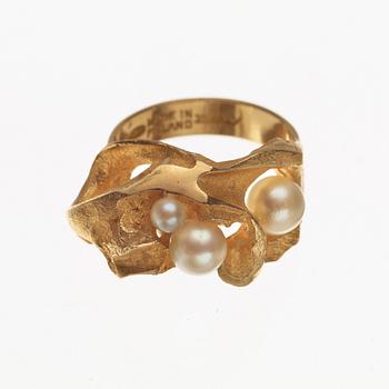 A Björn Weckström 18k gold ring with three pearls, Lapponia, Finland.