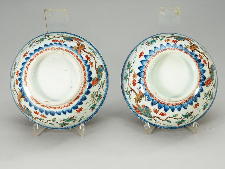 A pair of 'clobbered' bowls, Qing dynasty, 18th Century.