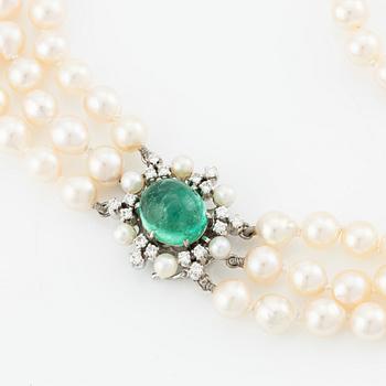 Collier, treradigt, odlade pärlor, lås Carlman 18K vitguld med cabochonslipad smaragd, pärlor och diamanter.