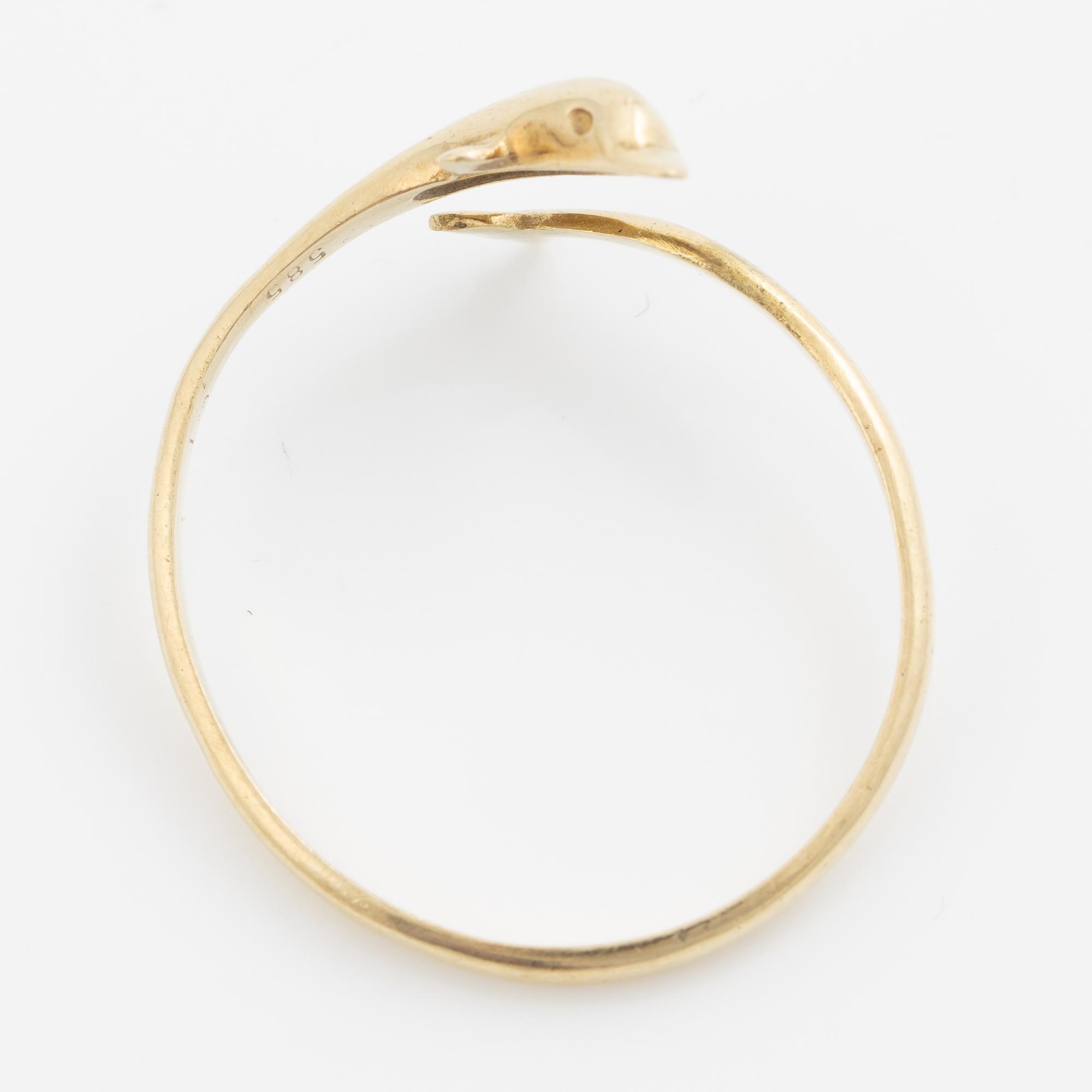 Ring, 14K gold in the shape of a dolphin.