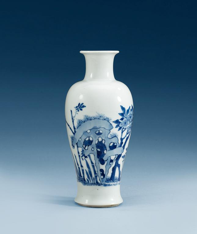 A blue and white vase, Qing dynasty, Kangxi (1662-1722).