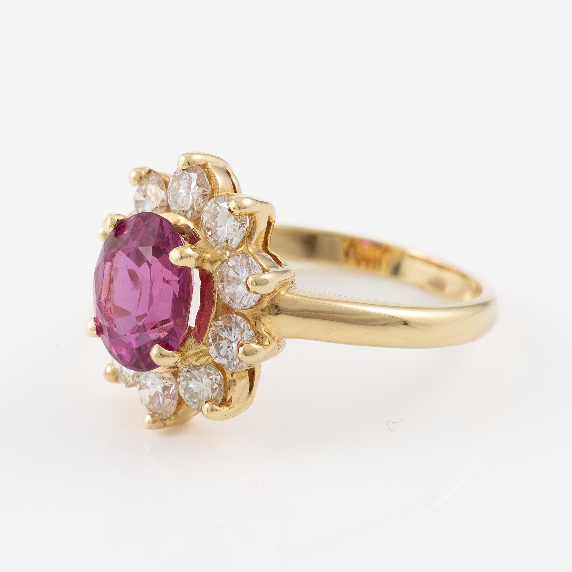 Ring, 18K guld med rosa safir och briljantslipade diamanter.
