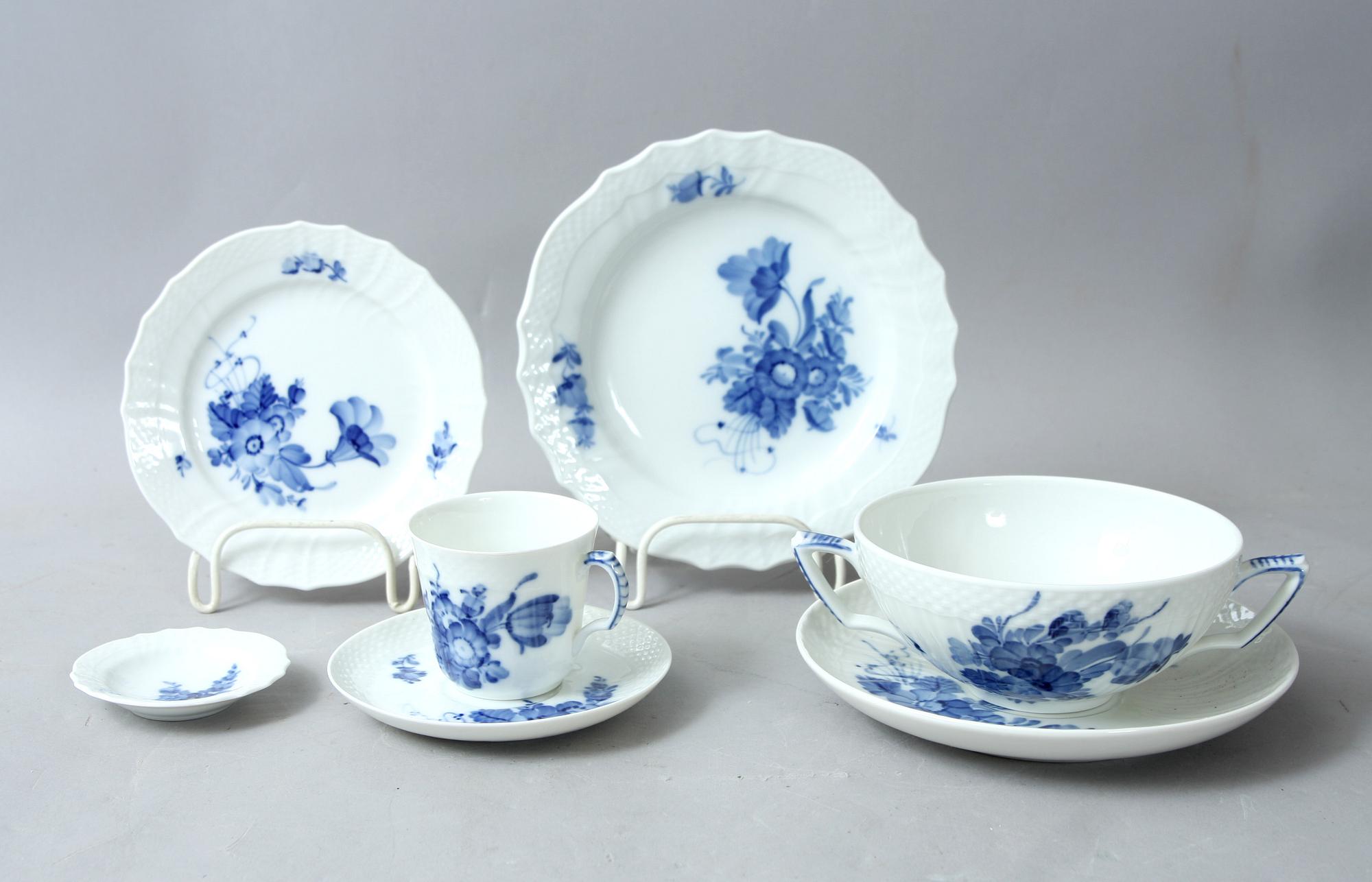 SERVIS, ca 60 delar, porslin, "Blå Blomst", Royal Copenhagen.