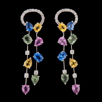 747. A pair of multi coloured sapphire, tot. 5.25 cts, and brilliant cut diamonds earrings, tot. 0.50 cts.