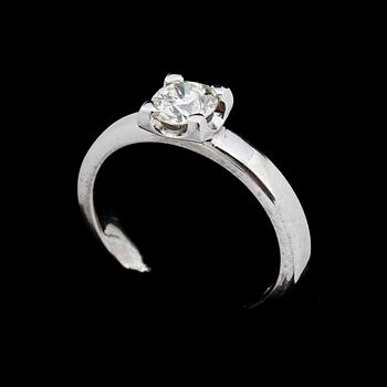 RING, 18k vitguld med briljantslipad diamant. 0.64 ct. Vikt 6 g.