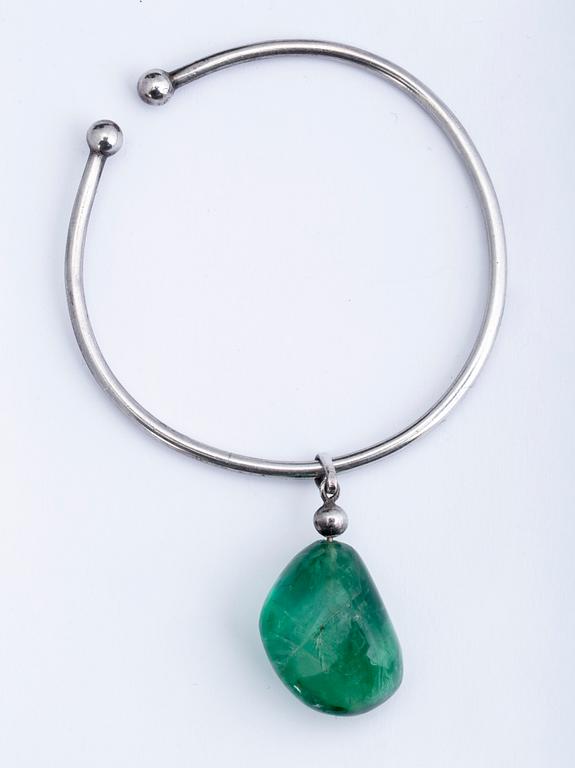 ARMRING, sterlingsilver med grön sten, Birger Haglund, Stockholm, 1955. Totalvikt ca 30 g.