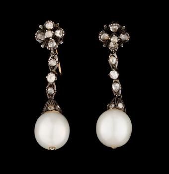 296. ÖRHÄNGEN, guld, silver rosenslipade diamanter och sötvattenspärlor.